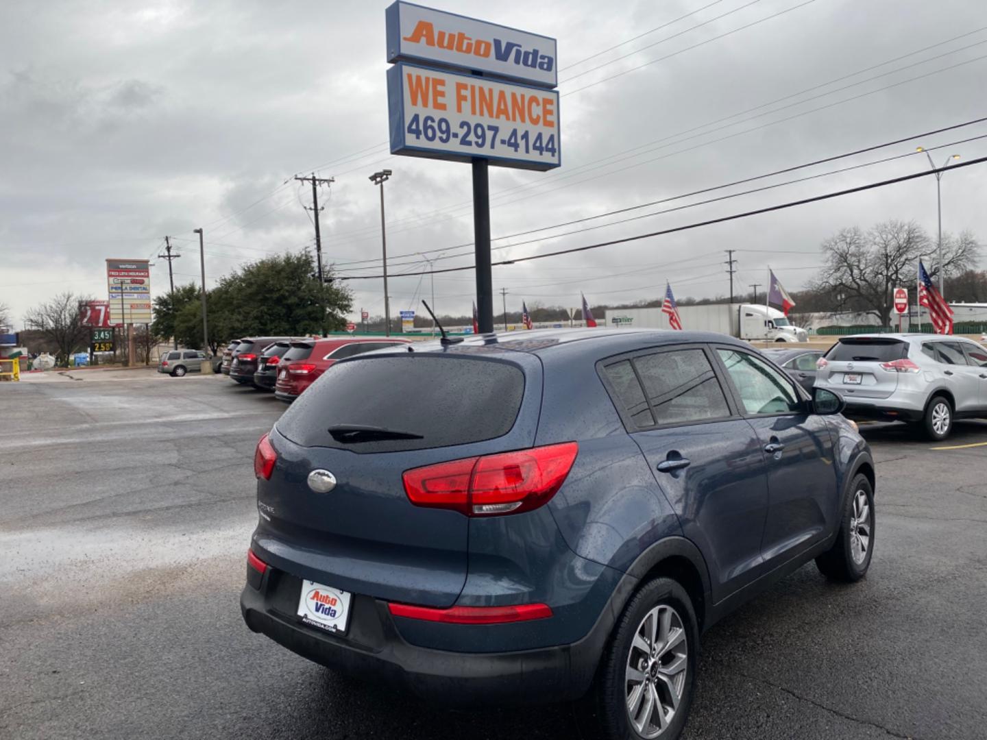 2014 BLUE Kia Sportage LX FWD (KNDPB3AC4E7) with an 2.4L V6 DOHC 24V engine, 6-Speed Automatic transmission, located at 420 I-35E, Lancaster, TX, 75146, (469) 297-4144, 32.593929, -96.823685 - Photo#2